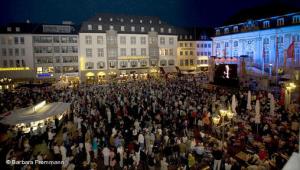 Público vai às ruas em Bonn assistir a concerto sob a batuta de Kurt Masur